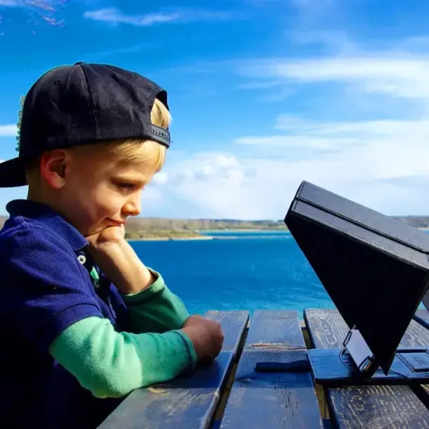 Philbert Solskydd och Integritetsskydd f&ouml;r iPad/Tablet 9.7-11" - Svart