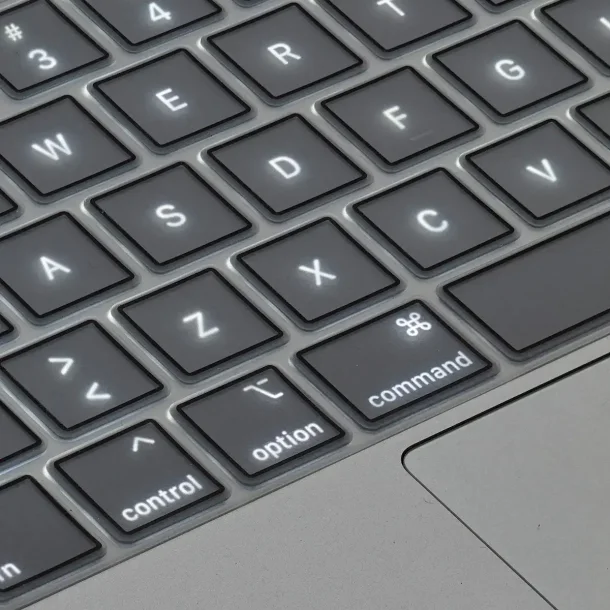 Philbert Tangentbordsskydd f&ouml;r MacBook Pro 13-16" (2019-2022) - Transparent/Svart