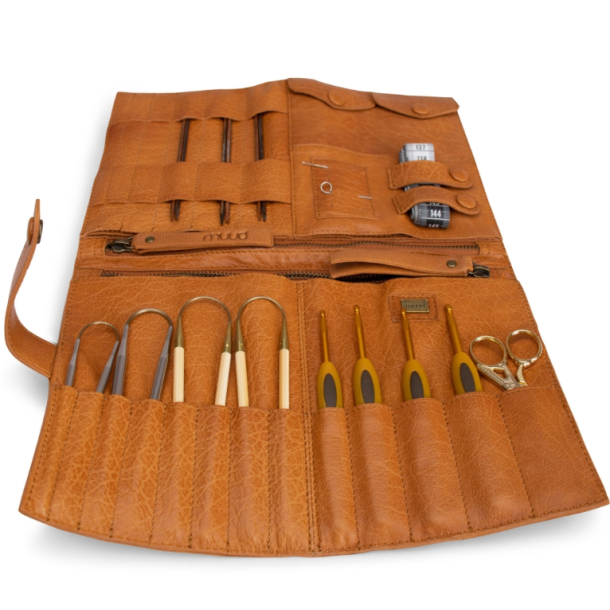 Muud Billie Multifunktion Strikketui - L&auml;der, Whisky